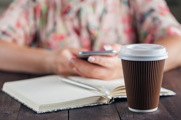 Empresaria sentada con una taza de café contra