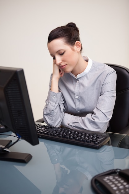 Empresaria sentado aburrido en su escritorio