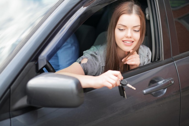 La empresaria sentado en el asiento del conductor en su coche