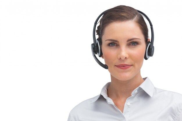 Empresaria seria con auriculares