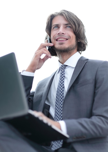 Empresária séria falando no smartphone