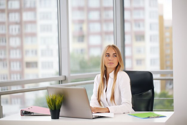 Empresaria seria que busca una solución.