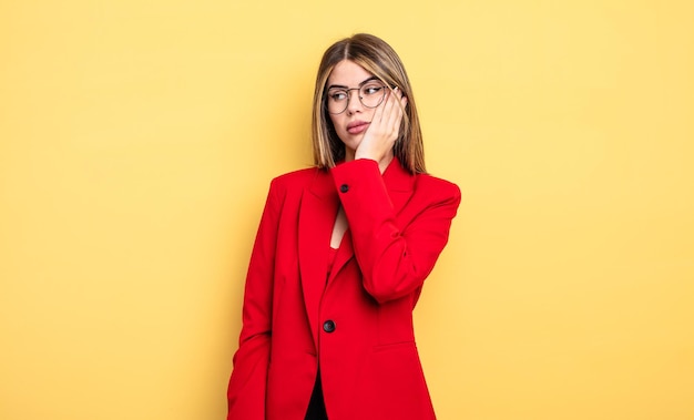 La empresaria se siente aburrida, frustrada y somnolienta después de un aburrimiento