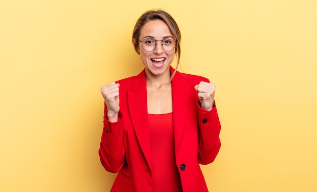 Empresaria sintiéndose sorprendida, riendo y celebrando el éxito