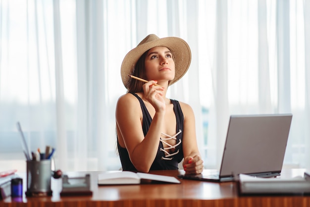 Empresária sonhando com férias no escritório