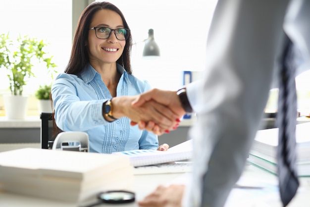 La empresaria sonríe y le da la mano a su pareja