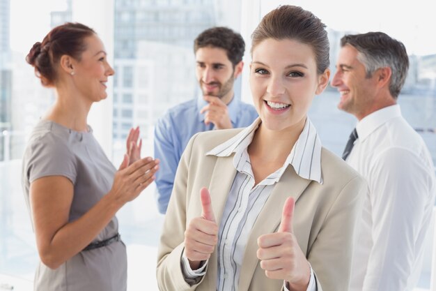 Empresaria sonriendo mientras en el trabajo