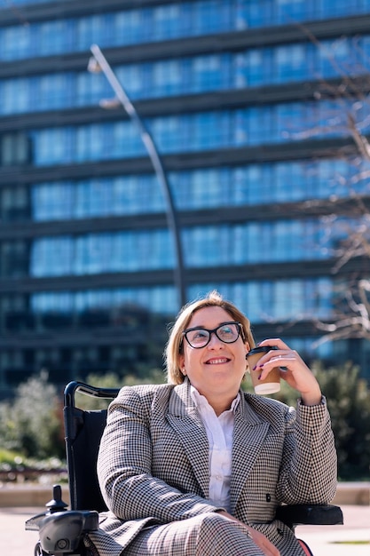 Empresaria sonriente con un café