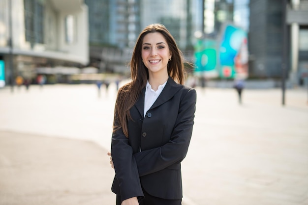 Empresaria sonriente en una ciudad