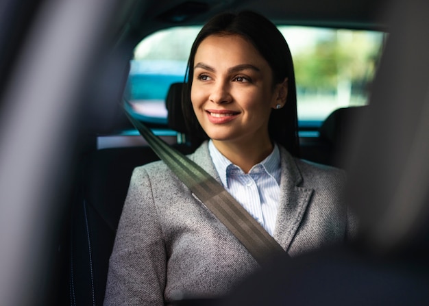 Empresaria sonriente en el coche