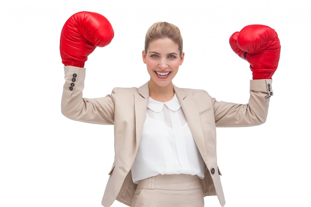 Empresaria sonriente con guantes de boxeo