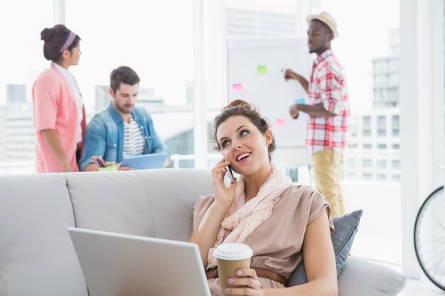 Foto empresaria sonriente llamando y sosteniendo café