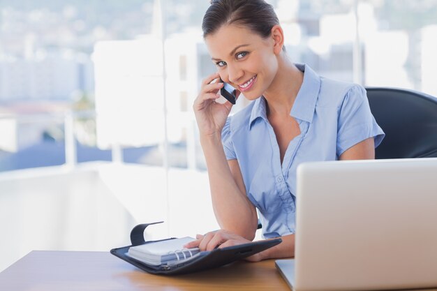 Foto empresaria sonriente llamando con su teléfono móvil