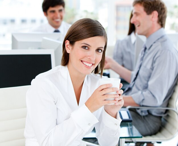 Empresaria sonriente que sostiene una taza de té