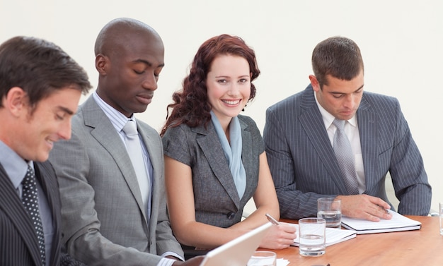 Empresaria sonriente que trabaja en una reunión