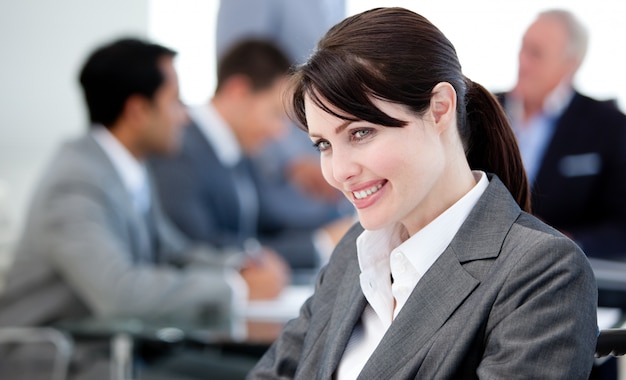 Empresaria sonriente en una reunión