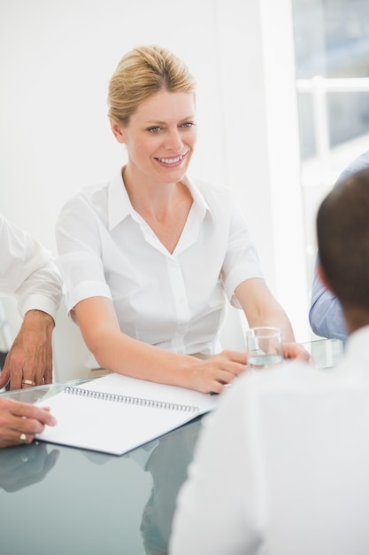 Empresaria sonriente durante una reunión