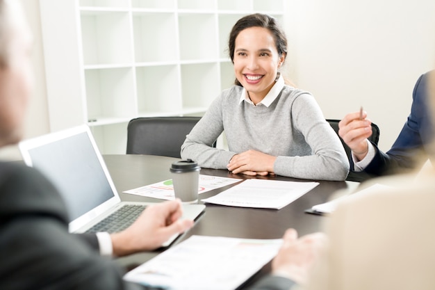 Empresaria sonriente en la reunión