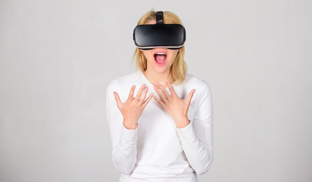 Empresária sorridente animada usando óculos de realidade virtual Mulher usando óculos de realidade virtual