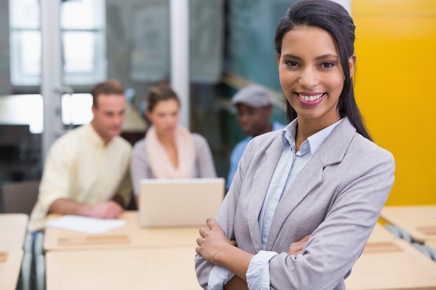 Empresária sorridente com colegas no escritório