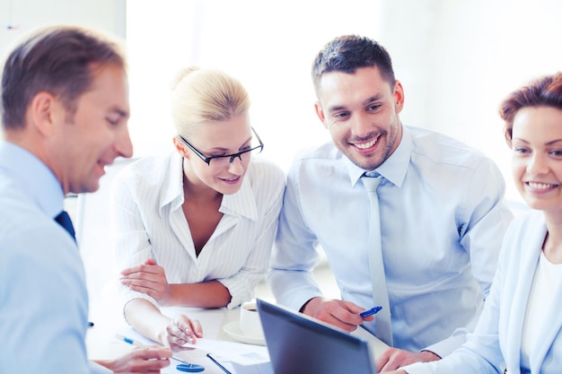 empresária sorridente com equipe em reunião no escritório