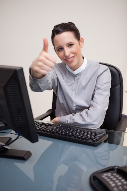 Empresária sorridente dando polegar para cima