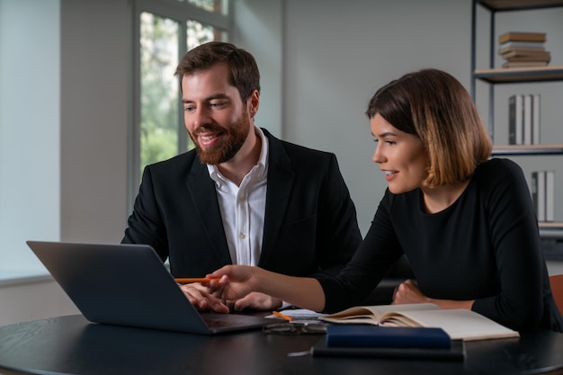 Empresária sorridente e empresário com roupa formal trabalhando juntos