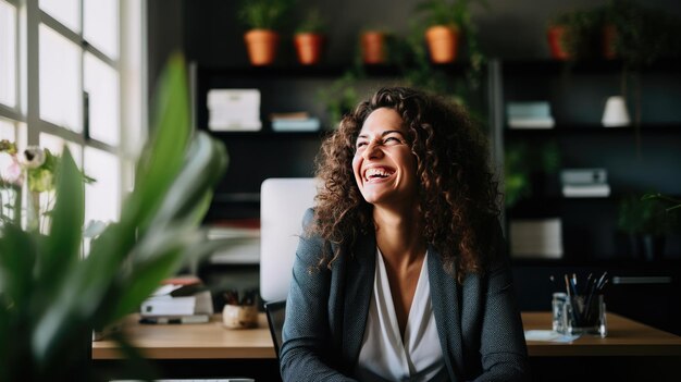 Foto empresária sorridente no escritório