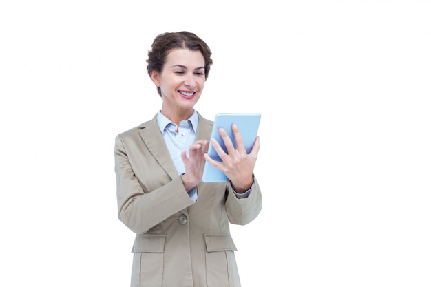 Empresária sorrindo enquanto olha para um tablet
