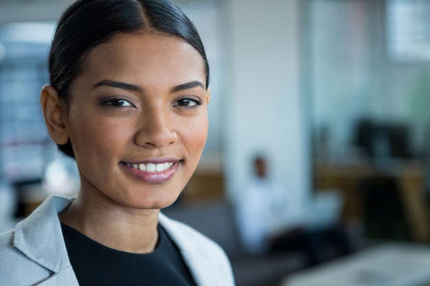 Empresária sorrindo para a câmera