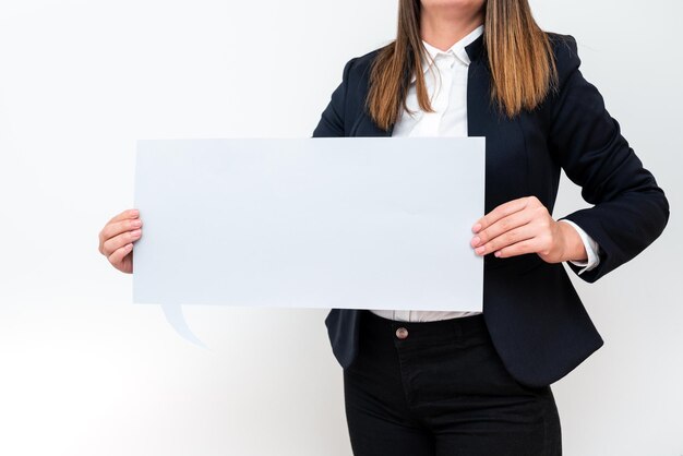 Empresaria sosteniendo burbujas de discurso con mensajes importantes mujer presentando información crucial