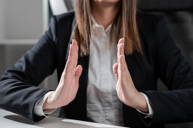 Empresaria sosteniendo un mensaje importante entre las manos Mujer en traje que muestra una nueva idea crucial entre las palmas Ejecutiva que presenta información crítica actualizada