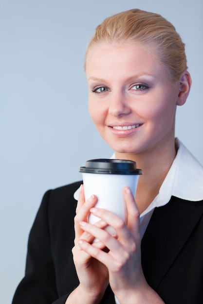 Empresaria sosteniendo una taza de café