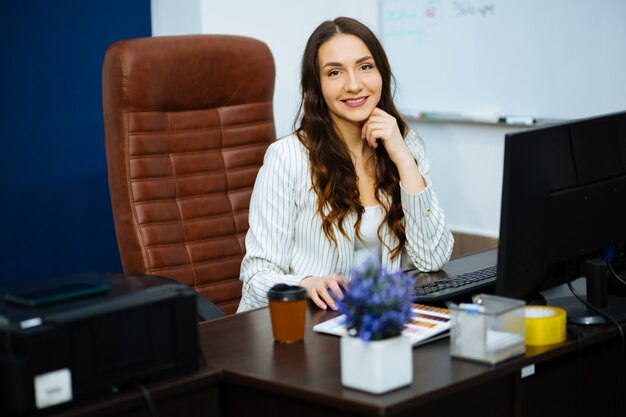 Empresaria en su escritorio en la oficina