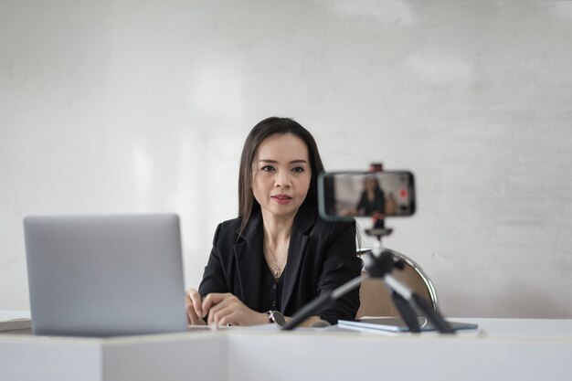 La empresaria del sudeste asiático o el profesor tutor hacen videollamadas en una computadora portátil