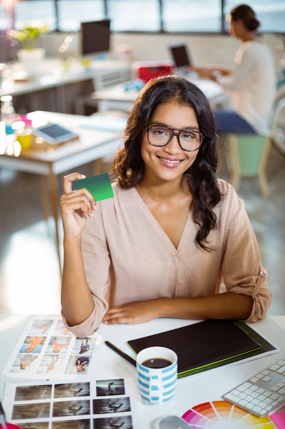 Foto empresaria con una tarjeta de crédito