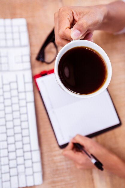 Empresaria con taza de café negro