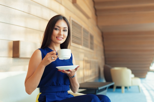 Empresaria con taza de café o té