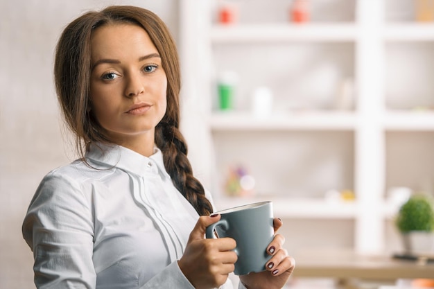 Empresaria con taza de café