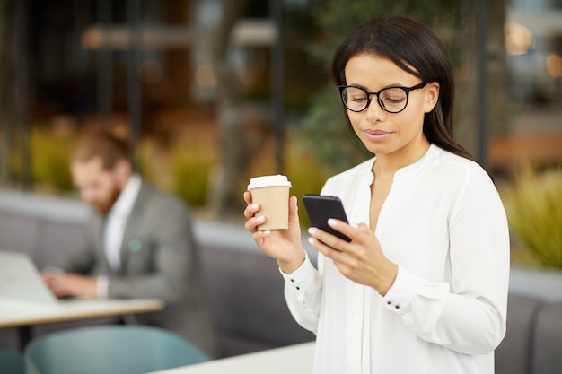 Empresária tem uma pausa para café