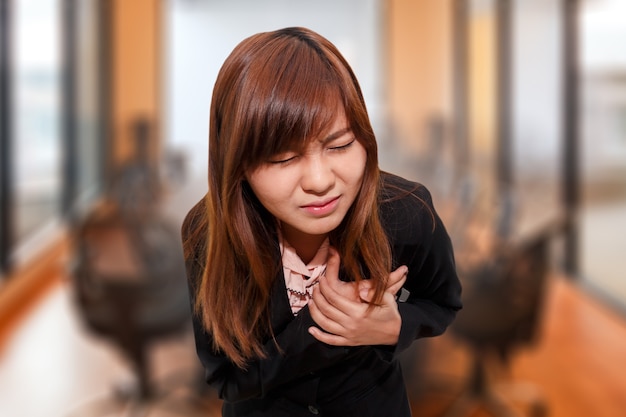 Foto empresaria teniendo ataque al corazón - angina pectoris