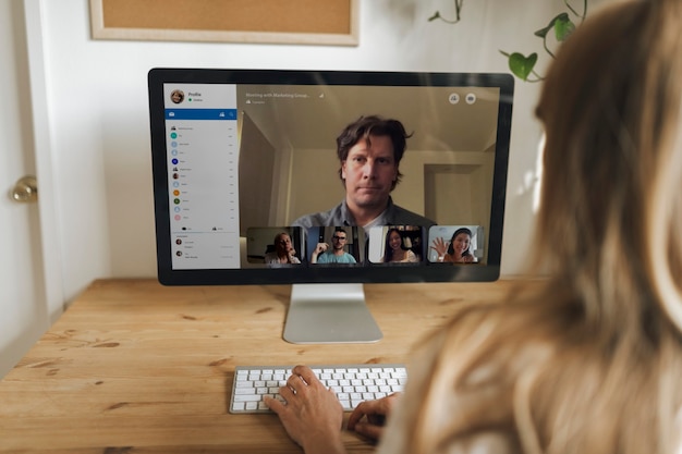 Empresaria teniendo una videoconferencia con colegas durante la cuarentena por coronavirus