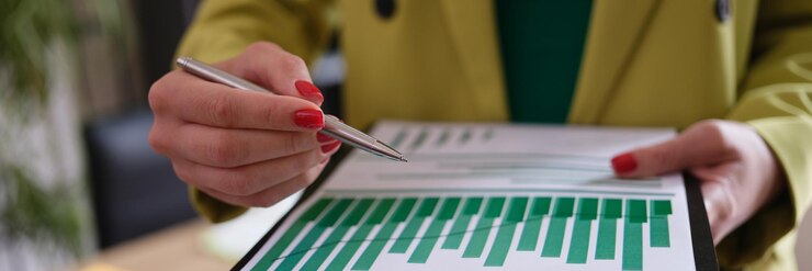 Foto la empresaria tiene un informe financiero y análisis en un documento de papel con información financiera