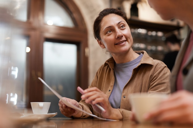 La empresaria tiene una reunión con su colega