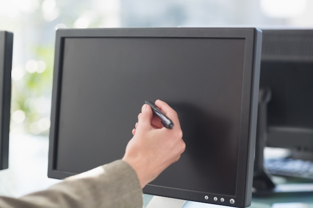 Foto empresaria tocando la pantalla de la computadora con lápiz