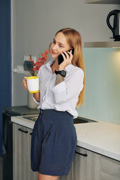 La empresaria tomando café por la mañana