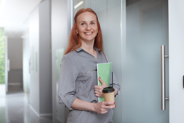 Empresaria tomando café en el trabajo