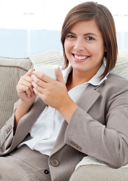 Empresária tomando café