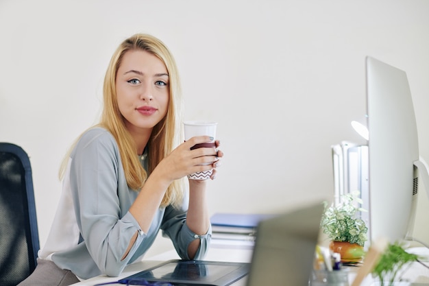 Empresária tomando café