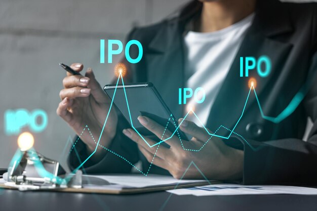 Empresária tomando notas usando smartphone IPO desenhando holograma dupla exposição Conceito de investimento